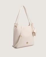 شنطة نسائية بتصميم مميز بلون أبيض