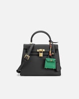 شنطة نسائية تعبر عن الأناقة العصرية بلون أسود