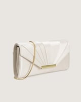 شنطة نسائية أنيقة لحضور ملفت بلون أبيض