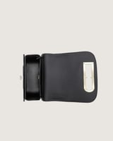 شنطة بلمسة فاخرة باللون الأسود