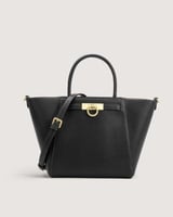 شنطة نسائية بمساحة منظمة باللون الأسود