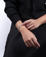 اسوارة نسائية بتصميم مميز بلون فضي