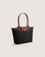 ‎ شنطة نسائية بحجم متوسط بلون أسود.