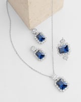 طقم اكسسوار نسائي بتصميم جذاب بلون فضي و أزرق