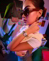 ساعة ذكرى نسائية لطلة مختلفة بسير أخضر شفاف