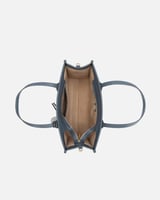 شنطة أنيقة لأناقتك كل يوم بلون أزرق