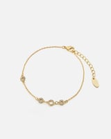 طقم نسائي يحكي أناقتة باللون الذهبي