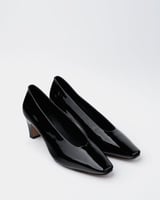 حذاء نسائي فاخر من الجلد بلون أسود