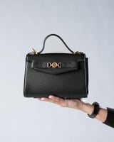 شنطة سُمو النسائية متوسطة الحجم بلون أبيض.