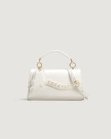 شنطة نسائية بلون أبيض بمقاس صغير لكل يوم.