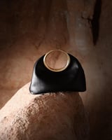 شنطة نسائية بحجم صغير وبلون أسود