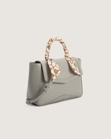 شنطة نسائية كلاسيك باللون الرمادي.