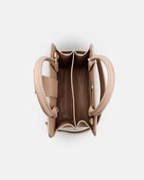 شنطة بمقاس واسع باللون البيج.