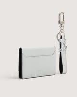 محفظة نسائية وميدالية جلد بلون رمادي