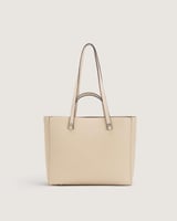 شنطة نسائية بمقاس كبير بلون بيج.