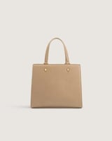 شنطة نسائية بحجم مثالي بلون بيج.