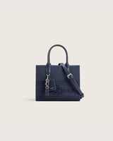 شنطة نسائية بحجم متوسط بلون أزرق