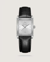 ساعة نسائية تعبر عن الأصالة بسير جلد بلون أسود