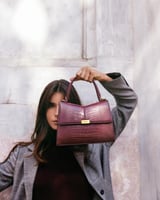 شنطة نسائية متوسطة الحجم بلون عودي