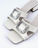 حذاء نسائي مميز باللون الأبيض