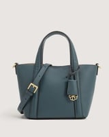 شنطة نسائية بمقاس متوسط بلون أخضر