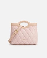 شنطة نسائية بتصميم راقي وحجم مناسب بلون وردي