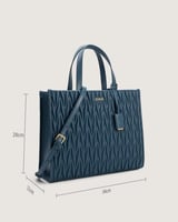 شنطة نسائية بلون أزرق بمقاس يناسب اطلالة كل يوم