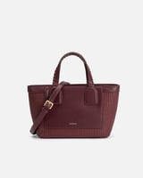 شنطة نسائية بتصميم واسع بلون عودي