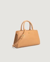 شنطة مميزة بمقاس متوسط بلون وردي.