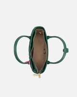 شنطة نسائية تعكس معاني الأناقة من الجلد بلون أخضر