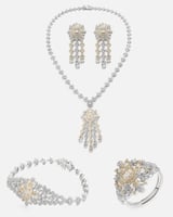 بوكس يحتوي على طقم ساحر وساعة مميزة