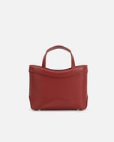 شنطة تعبر عن الأناقة ببساطة بلون أحمر