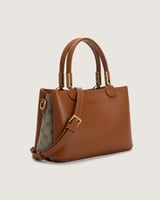 شنطة نسائية من الجلد باللون البني