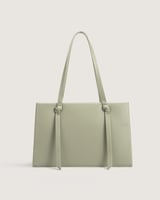 شنطة نسائية بمقاس كبير باللون الأخضر