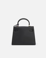 شنطة نسائية تعبر عن الأناقة العصرية بلون أسود