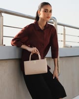 شنطة نسائية واسعة باللون البيج