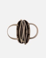 شنطة نسائية تعبر عن الجمال بلون بني ترابي