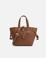 شنطة بحجم صغير ومناسب باللون البني