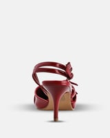 حذاء نسائي كلاسيك باللون الأحمر