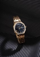 طقم من ساعة بلون ذهبي وطقم زركون