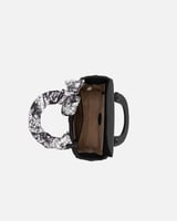 شنطة نسائية بتصميم هندسي صغيرة بلون أسود