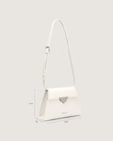 ‎ شنطة نسائية بتصميم عصري بلون بيج.