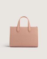 شنطة نسائية بحجم متوسط باللون الوردي.