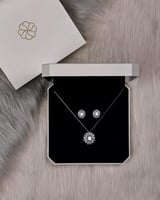 طقم سلسال وحلق نسائي بلون فضي