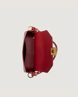 شنطة نسائية باللون العودي