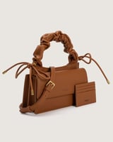 شنطة نسائية بتصميم مميز بلون بني