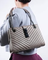 ‎ شنطة بلون بني بحجم كبير لكل الأوقات