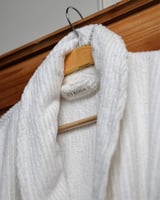 روب رجالي فندقي بلون أبيض