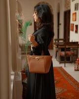 شنطة نسائية متوسطة الحجم بلون بني