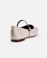 حذاء نسائي بتصميم باليرينا باللون الأبيض